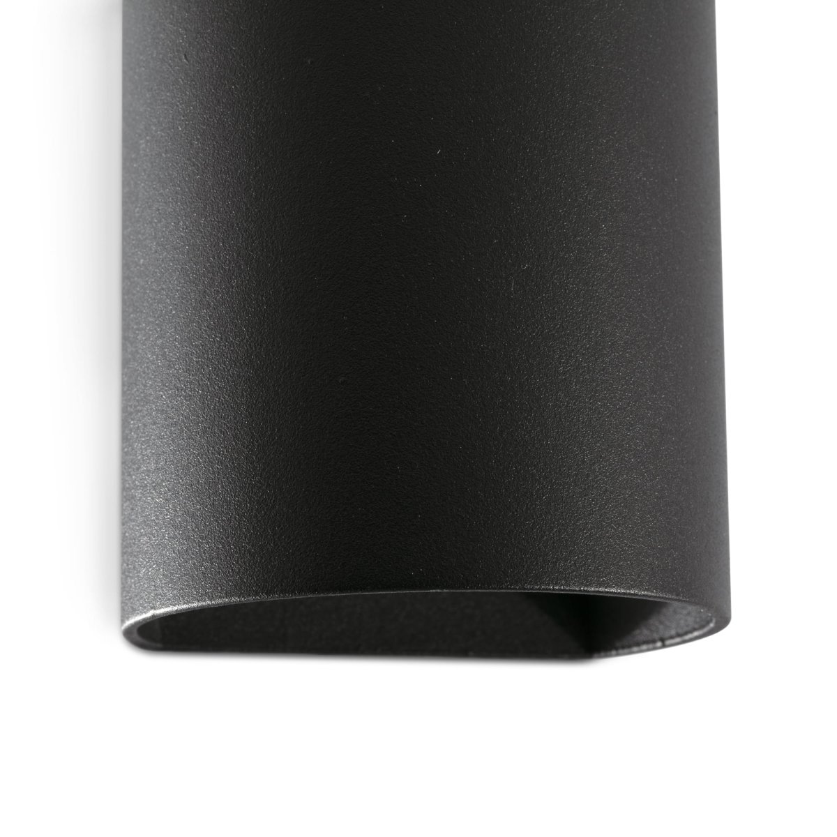 Sole 10cm Musta seinävalaisin valmistajalta Faro Barcelona - Saatavilla kahdessa koossa, ja ne voivat valaista yhteen tai kahteen suuntaan, joten se sopii erinomaisesti k&auml;yt&auml;ville, portaisiin ja pienempiin tiloihin.