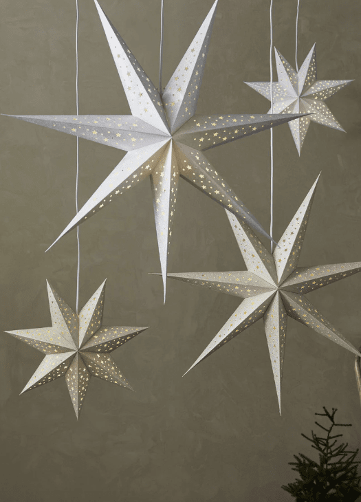 Solvalla Ø75 Hopea valmistajalta Markslöjd - Hopeanväriset Solvalla-tähdet, joiden vaikuttava koko on 75 cm, on täydellinen joulukoristelu luomaan kimaltelevaa ja juhlavaa tunnelmaa.