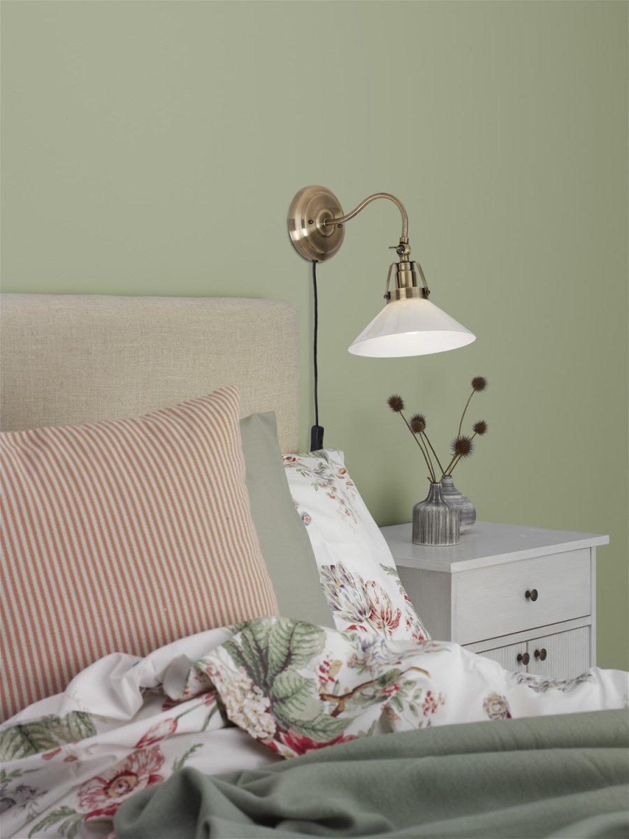 Suutarinlamppu Ø20 Antiikki messinki seinävalaisin valmistajalta Cottex - Musta johto on varustettu kytkimellä ja pistokkeella asennuksen helpottamiseksi.