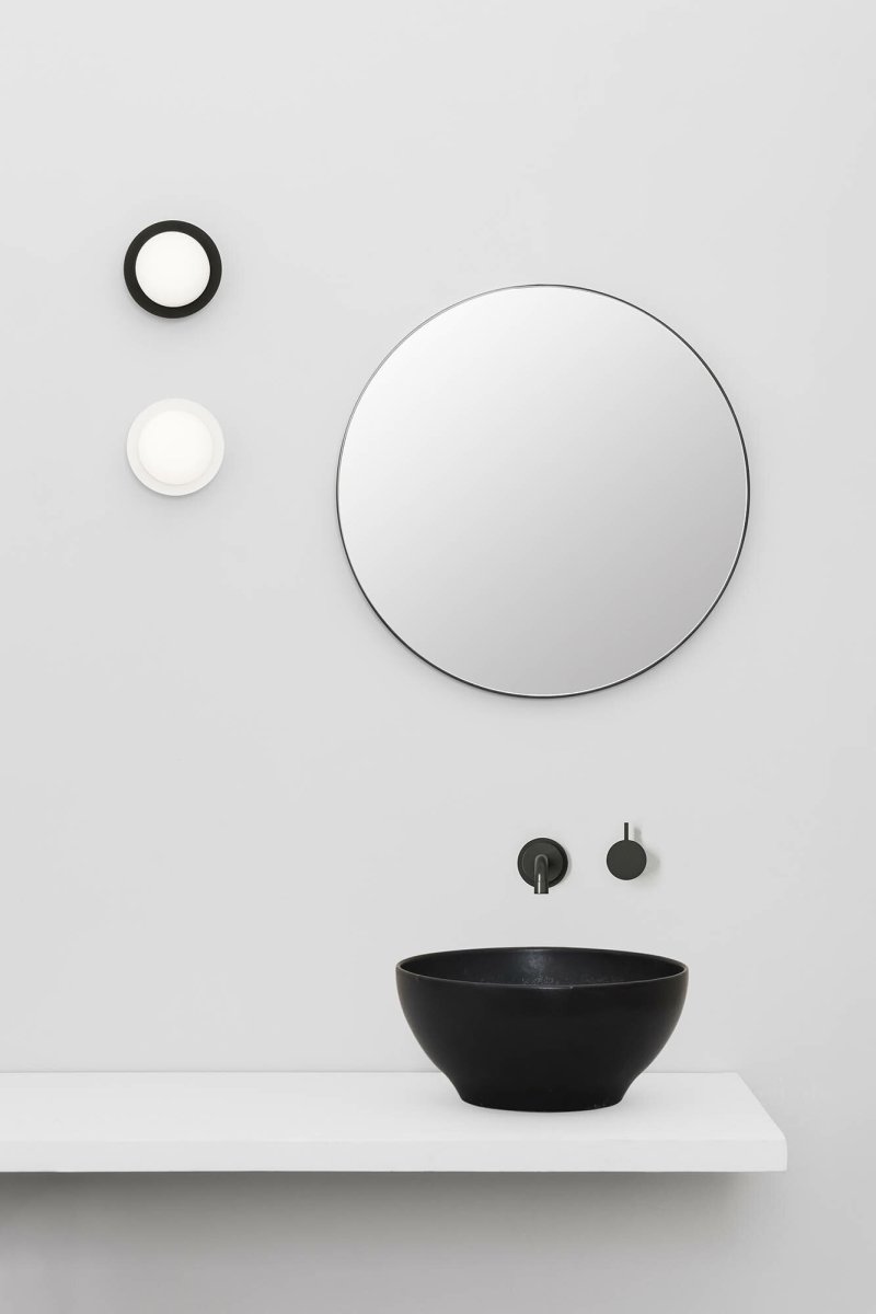 May Ø12 Valkoinen kylpyhuoneen valaisin valmistajalta Faro Barcelona - Se on valmistettu ter&auml;ksest&auml; ja siin&auml; on lasinen diffuusori, joka tarjoaa pehme&auml;n ja tasaisen valon.