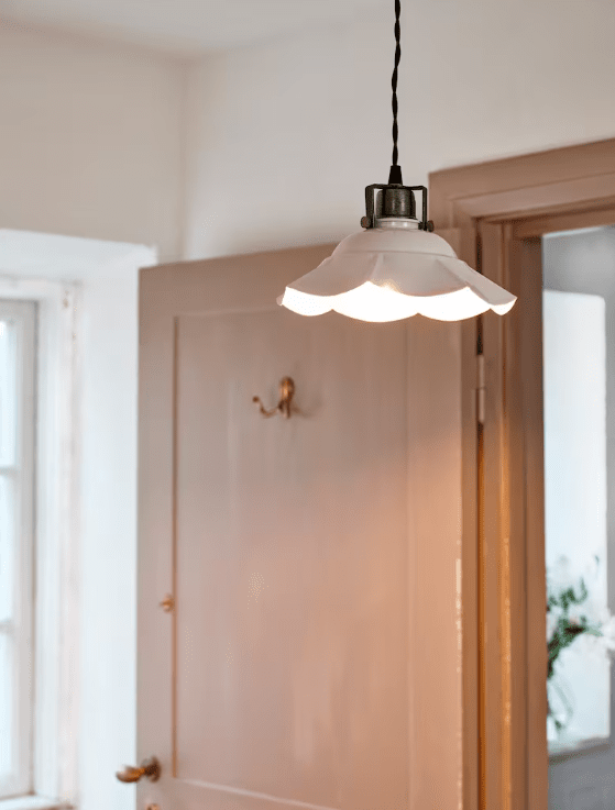 Frida Ø25 Valkoinen ikkunavalaisin valmistajalta Strömshaga - &nbsp;Näyttö on marmoroitu, joka on maalattu käsin, mikä tarkoittaa, että epätasaisuuksia ja eroja voi esiintyä.