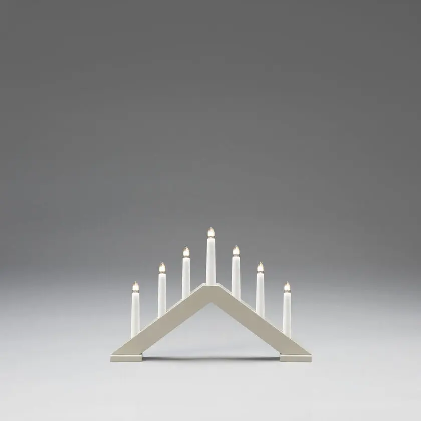 Candelabra 7 Lights Matta beige valmistajalta Konstsmide - Anna kotiisi ajaton ja tyylik&auml;s joulutunnelma t&auml;ll&auml; tyylikk&auml;&auml;ll&auml; puisella adventtikynttil&auml;njalalla.