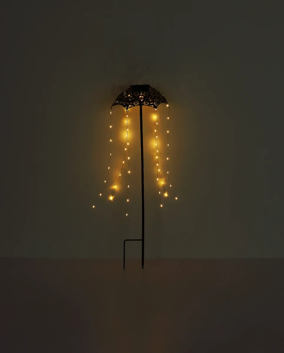 Umbrella Musta aurinkokennolamppu valmistajalta Globo Lighting - Skapa en magisk st&auml;mning i tr&auml;dg&aring;rden med Umbrella, en unik solcellsbelysning med vackert utskuret m&ouml;nster och h&auml;ngande ljusslingor.