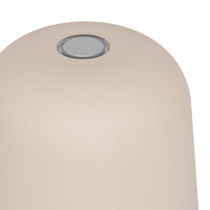 Mannera 20cm Hiekka Siirrettävä valmistajalta Eglo - Se on helppo ladata mukana tulevalla USB-kaapelilla, joten se on helppo ottaa mukaan minne tahansa - riippumatta siitä, oletko terassilla, puutarhassa tai piknikillä.