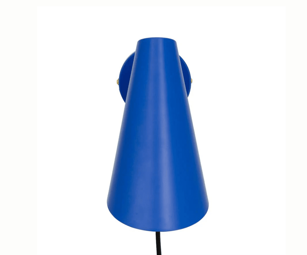 Cale 25cm Sininen lukulamppu valmistajalta Dyberg Larsen - Liikuteltava varjostin k&auml;&auml;nnet&auml;&auml;n tarpeen mukaan, ja se tarjoaa suunnattua valoa, joten valaisin sopii t&auml;ydellisesti y&ouml;p&ouml;yt&auml;valaisimeksi tai lukuvaloksi ikkunan viereen.