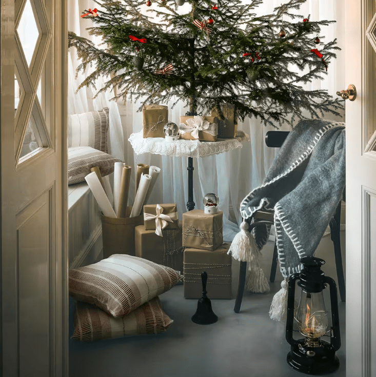 Storm Lantern big Vihreä valmistajalta Strömshaga - Suuri myrskylyhty/petrolilamppu vihreill&auml; ja messingisill&auml; yksityiskohdilla.