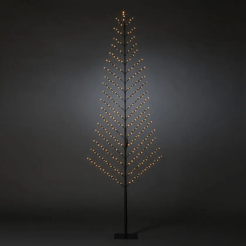 2D Musta Puu 240cm Musta valmistajalta Konstsmide - Varustettu 316 himme&auml;ll&auml; ruskealla LED-valolla, jotka levitt&auml;v&auml;t l&auml;mmint&auml; ja pehme&auml;&auml; hehkua.