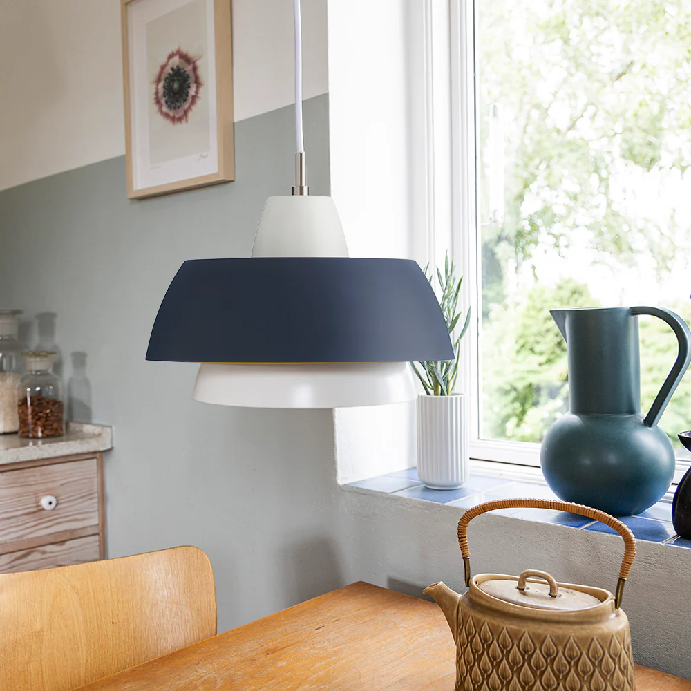 Trio Ø28 Tumman harmaa kattovalaisin valmistajalta Superliving - Kauniissa yhdistelm&auml;ss&auml; kolmen s&auml;vyn kanssa Trio-riipus antaa sinulle modernin valaisimen, jota voit k&auml;ytt&auml;&auml; ruoka- tai keitti&ouml;p&ouml;yd&auml;n yl&auml;puolella.