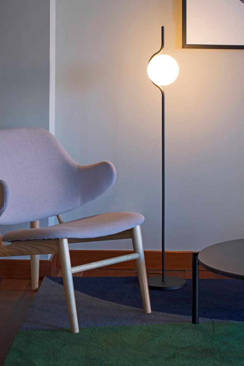 Le Vita Musta lattiavalaisin valmistajalta Faro Barcelona - Le Vita on Nahtrangin design-sarja, jolle on ominaista elegantti yksinkertaisuus.
