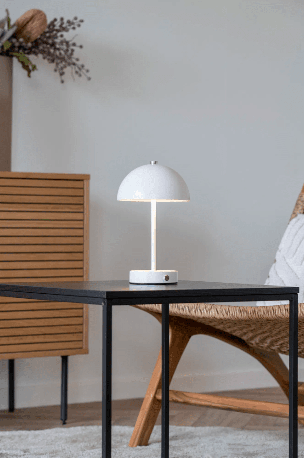 Holt LED 25cm Valkoinen Siirrettävä valmistajalta House of Nordic - De klassiska formen i vit metall med silvriga detaljer bidrar med en harmonisk atmosf&auml;r till rummet.