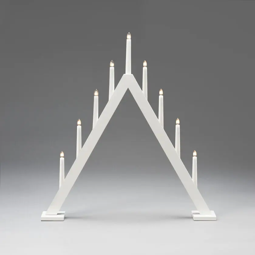 Candelabra 9 Lights Valkoinen valmistajalta Konstsmide - Luo tyylik&auml;s ja moderni joulutunnelma t&auml;ll&auml; tyylikk&auml;&auml;ll&auml; valkoiseksi lakatulla puulla valmistetulla adventtikynttil&auml;njalalla.