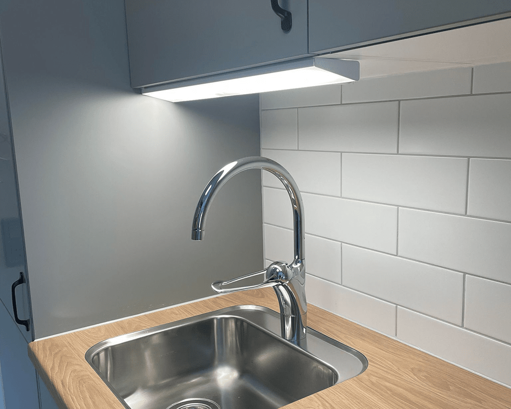 Acis Dim 40cm Valkoinen valmistajalta Westal - Acis Bench -valaistus on himmennettävä penkkivalaisin, joka on valmistettu suulakepuristetusta alumiinista ja jossa on opaalihäikäisysuoja.