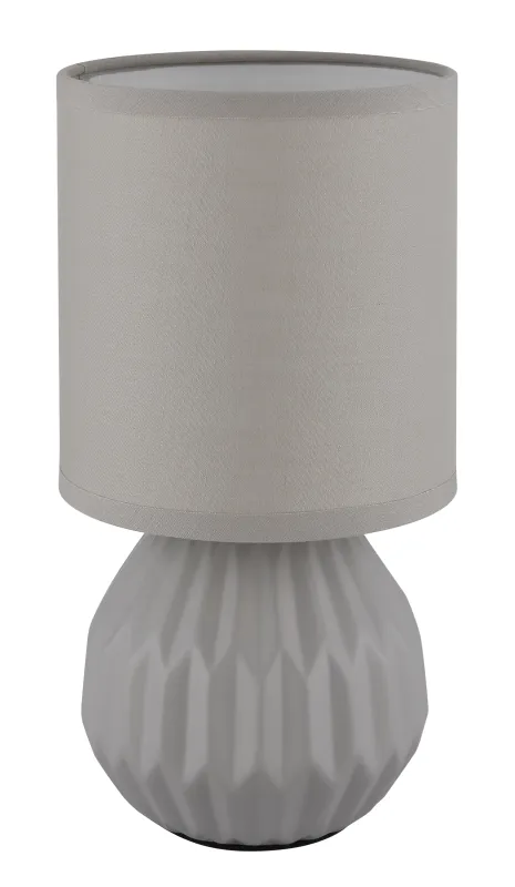 Sylas 23cm Harmaa pöytävalaisin valmistajalta Globo Lighting - Den rundade keramiska basen i elegant gr&aring;tt och den matchande cylindriska textilsk&auml;rmen skapar en harmonisk och modern estetik.