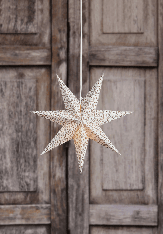 Baroque Ø45 Valkoinen valmistajalta Markslöjd - Baroque Stars White 45 cm on ylellinen joulutähti, jossa on kaunis valkoinen ja kullanvärinen kuviointi.