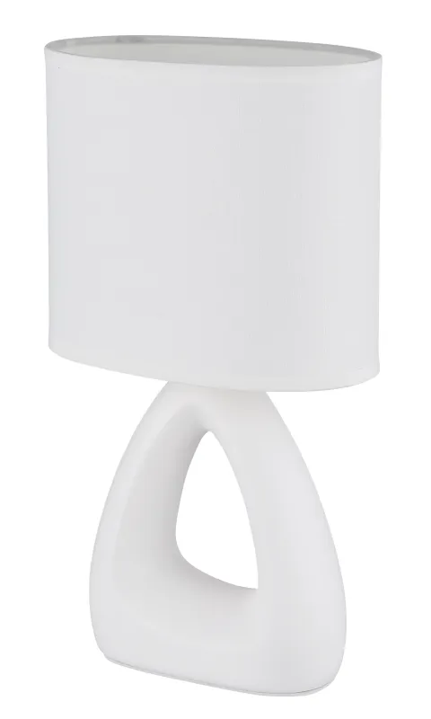 Triangle 30cm Valkoinen pöytävalaisin valmistajalta Globo Lighting - Den triangelformade basen med ett stilrent utskuret h&aring;l ger ett modernt intryck, medan den ovala textilsk&auml;rmen i vit f&auml;rg sprider ett behagligt och j&auml;mnt ljus.