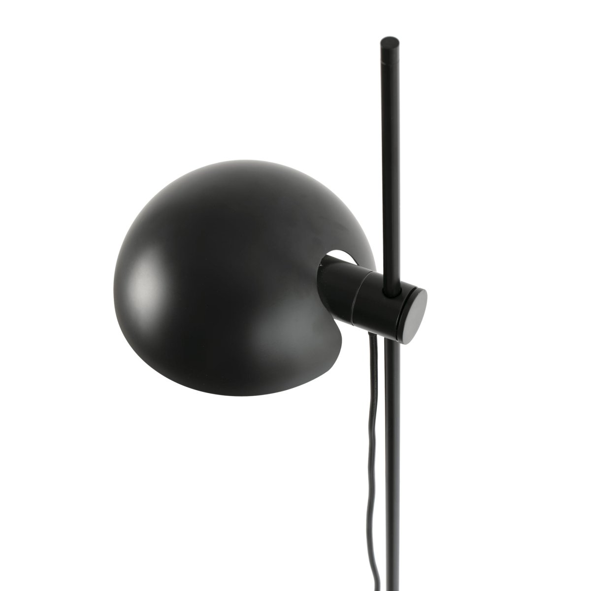 Matilda Musta lattiavalaisin valmistajalta Faro Barcelona - K&auml;&auml;ntyv&auml;n varjostimen ja s&auml;&auml;dett&auml;v&auml;n korkeuden ansiosta se tarjoaa joustavaa valaistusta sek&auml; lukemiseen ett&auml; tunnelman luomiseen.