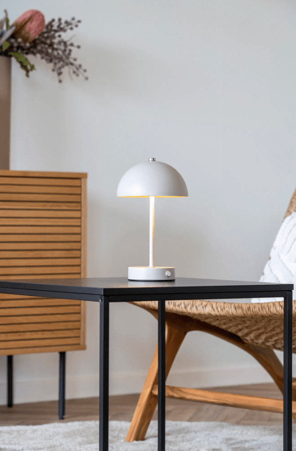 Holt LED 25cm Hiekka Siirrettävä valmistajalta House of Nordic - De klassiska formen i s&auml;ndf&auml;rgad metall med silvriga detaljer bidrar med en harmonisk atmosf&auml;r till rummet.