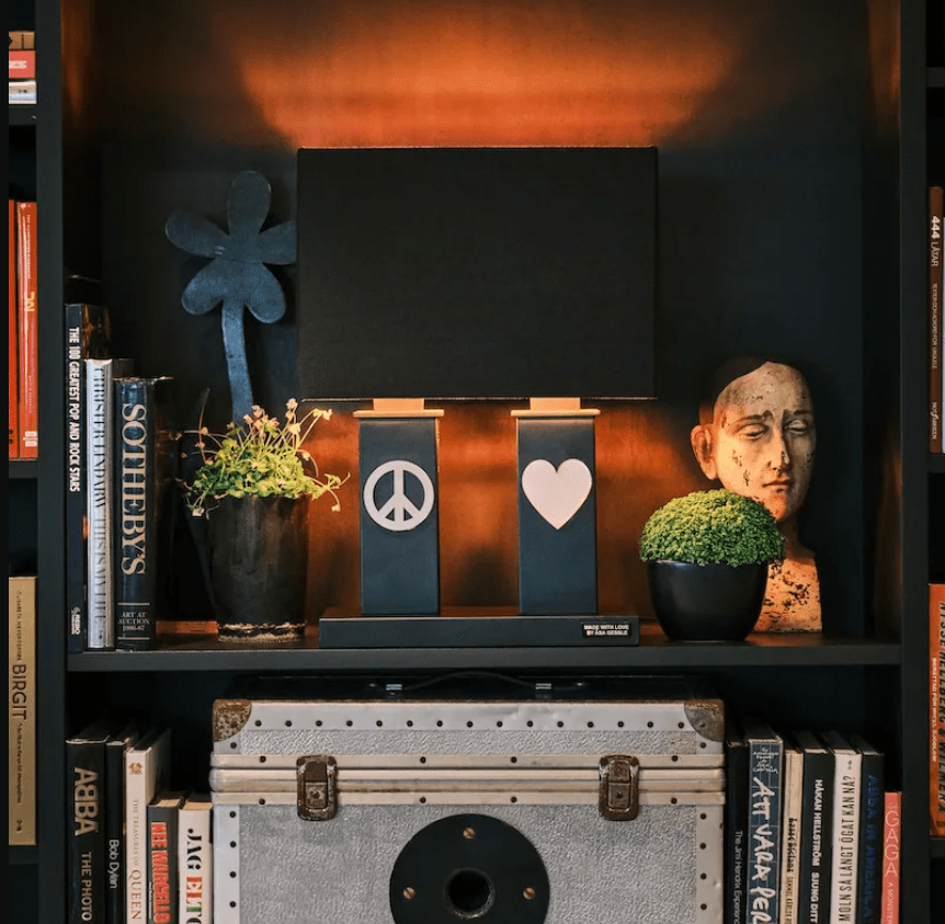 Stand By Me 50cm Musta pöytävalaisin valmistajalta By Rydéns - Valaisimen varjostimen sis&auml;puoli on kuparinv&auml;rinen, mik&auml; tarkoittaa, ett&auml; valo heijastuu ja antaa l&auml;mpim&auml;n ja miellytt&auml;v&auml;n vaikutelman.