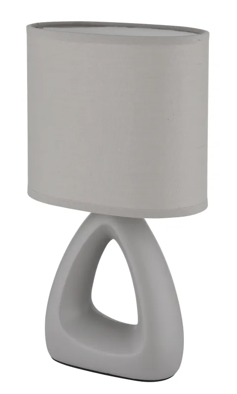 Triangle 30cm Harmaa pöytävalaisin valmistajalta Globo Lighting - Den triangelformade basen med ett stilrent utskuret h&aring;l ger ett modernt intryck, medan den ovala textilsk&auml;rmen i gr&aring; f&auml;rg sprider ett behagligt och j&auml;mnt ljus.