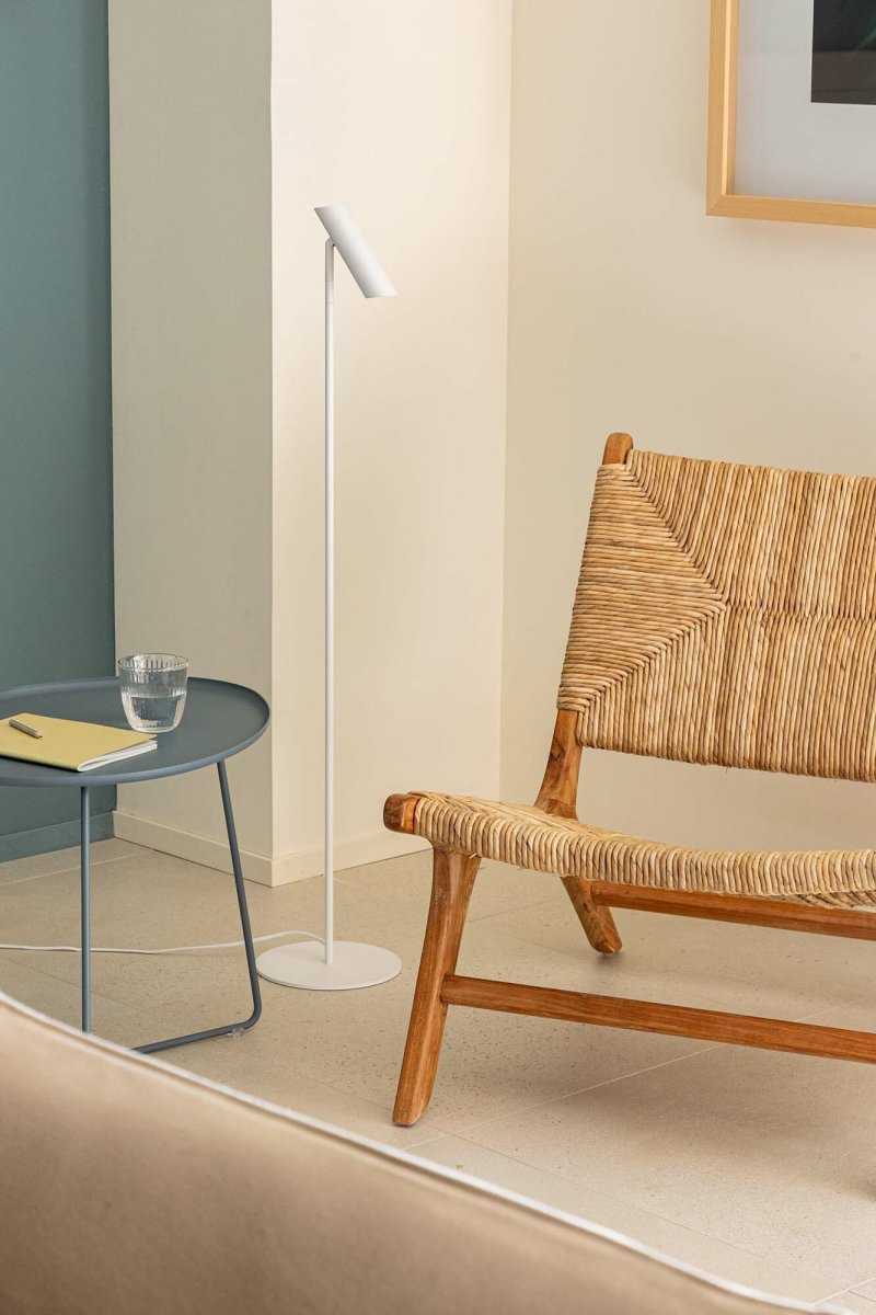 Leo Valkoinen lattiavalaisin valmistajalta Faro Barcelona - Leo on valkoinen lattiavalaisin, jossa on integroitu LED, joka yhdist&auml;&auml; monipuolisuuden moderniin muotoiluun.