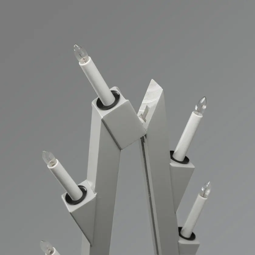 Candelabra 7 Lights Harmaa valmistajalta Konstsmide - Taittuva s&auml;hk&ouml;kynttil&auml;njalka, jossa on 7 kynttil&auml;&auml;, valmistettu harmaaksi maalatusta puusta ja koristeltu mustilla renkailla jokaisen kynttil&auml;n ymp&auml;rill&auml; elegantin kosketuksen luomiseksi.