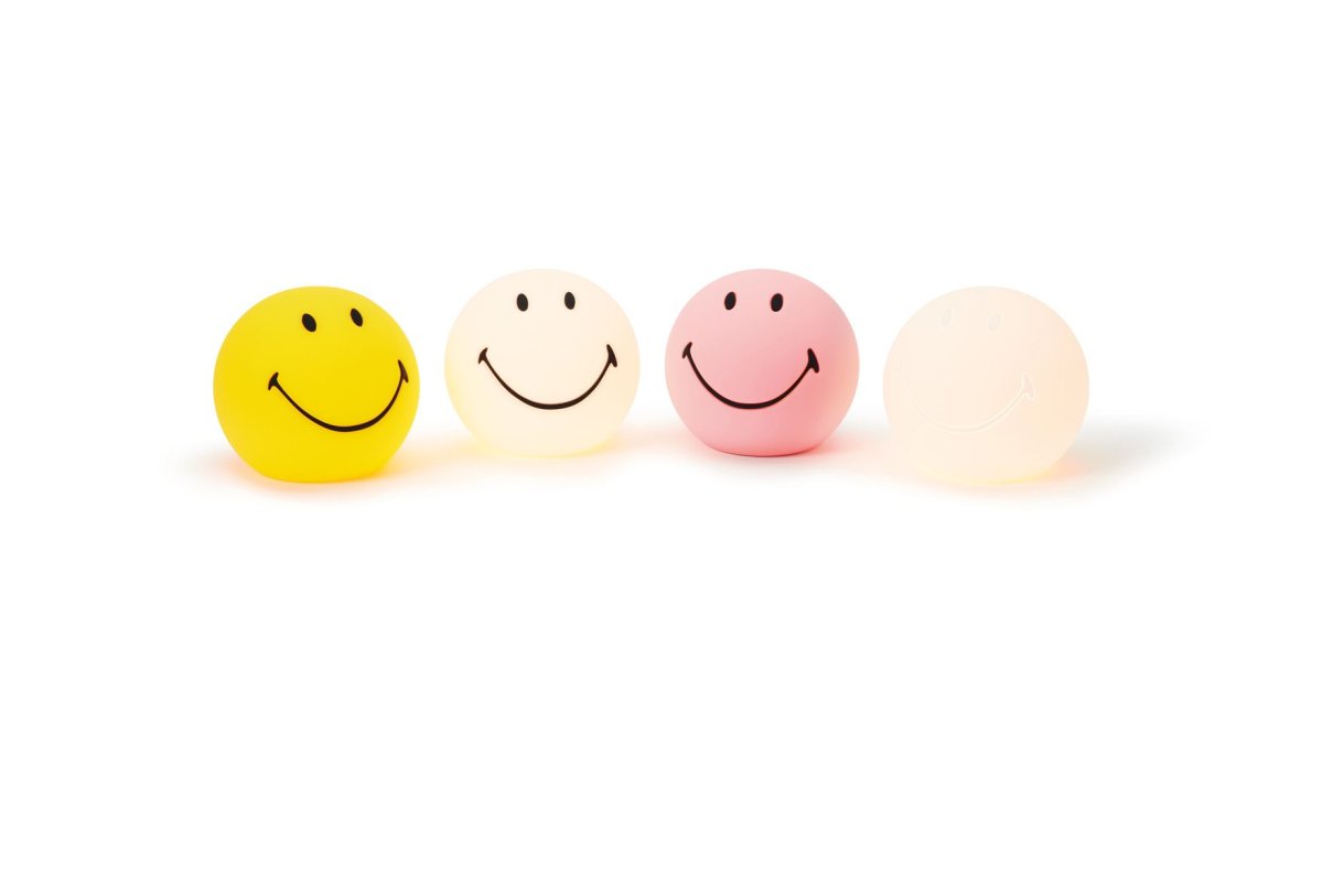 Bundle of Light - Smiley Mini Valkoinen lasten valaisin valmistajalta Mr Maria - Lisää valoa ja iloa päivääsi ja kotiisi tällä viehättävällä Smiley-lampulla.