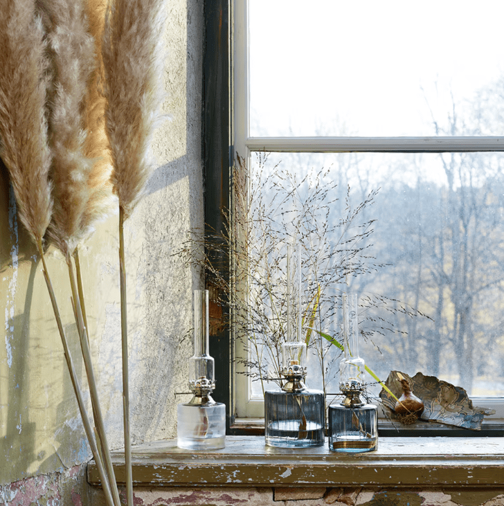 Frosted kerosene lamp small Läpinäkyvä valmistajalta Strömshaga - Hopeanvärinen poltin ja poltinputki kirkasta lasia.