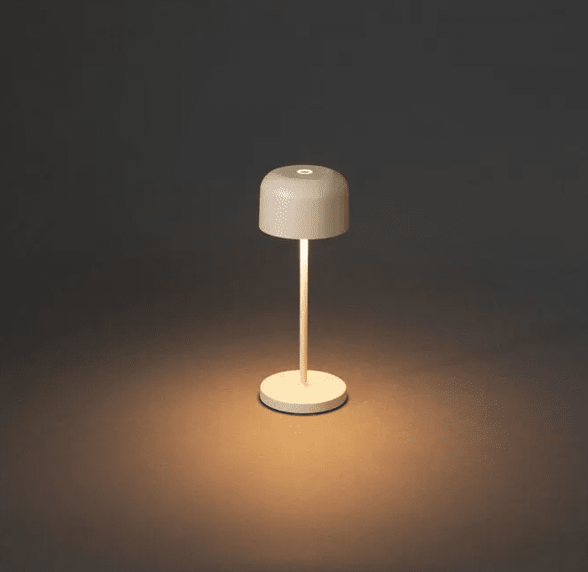 Lille 20cm Hiekka Siirrettävä valmistajalta Konstsmide - Lille on tyylik&auml;s alumiinista valmistettu ladattava p&ouml;yt&auml;valaisin ulkok&auml;ytt&ouml;&ouml;n.