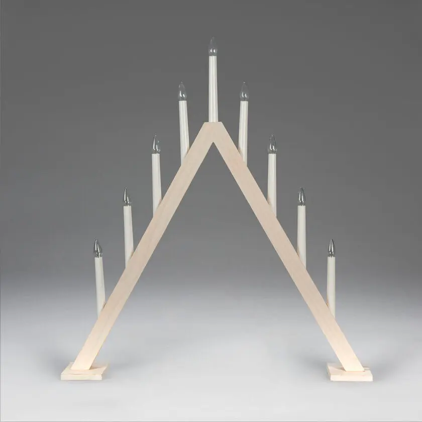 Wooden Candelabra 9 Lights Valkoinen valmistajalta Konstsmide - Tyylik&auml;s kynttil&auml;njalka valkoiseksi petsattua puuta&auml; 9 valonl&auml;hteell&auml; klassisessa kolmion muodossa.