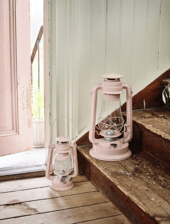 Storm Lantern small Vaaleanpunainen valmistajalta Strömshaga - Klassinen kerosiinilamppu, josta tulee mukava sisustusyksityiskohta ja joka antaa kauniin hehkun sek&auml; sis&auml;- ett&auml; ulkopuolelta.
