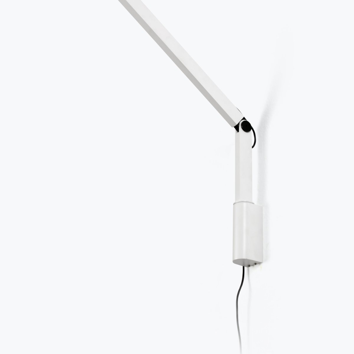 Inviting 86cm Valkoinen seinävalaisin valmistajalta Faro Barcelona - Inviting on valkoinen sein&auml;valaisin, jossa on s&auml;&auml;dett&auml;v&auml; varsi.