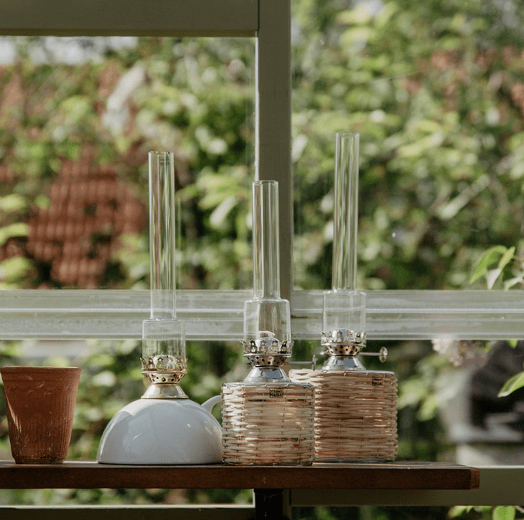 Ceramic kerosene lamp with handle Valkoinen valmistajalta Strömshaga - Petrolivalaisin valkoista keramiikkaa, kahva, messinkipoltin ja polttimet kirkasta lasia.