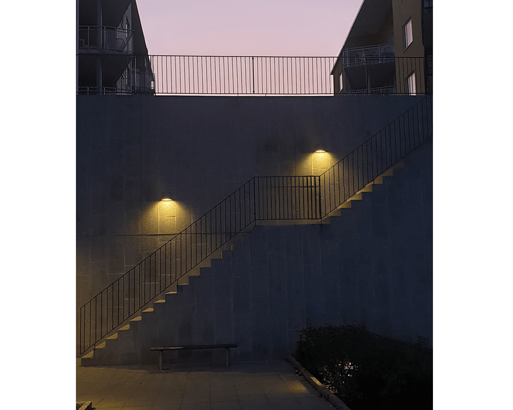 Maxi Valkoinen ulkovalo valmistajalta Westal - Valaisimessa on GU10-kanta ja takana on kaksi; tulot ja lähdöt sekä pikaliitinrima.