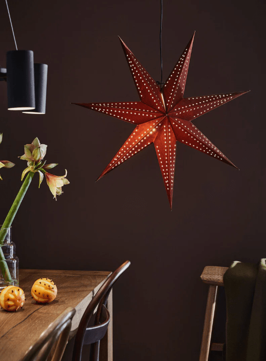 Embla Ø75 Ruskea valmistajalta Markslöjd - Embla Velvet Star Brown 75 cm on dramaattinen ja tyylikäs paperitähti, jonka pinta on ruskeaa samettia.