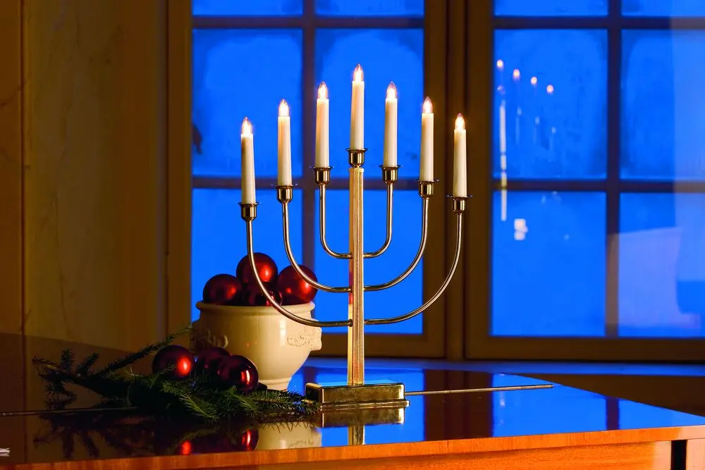 Candelabra 7 Lights Messinki valmistajalta Konstsmide - Klassinen seitsem&auml;n valon muotoilu levitt&auml;&auml; l&auml;mmint&auml; ja ylellist&auml; hehkua, joka luo kotiisi kutsuvan tunnelman.