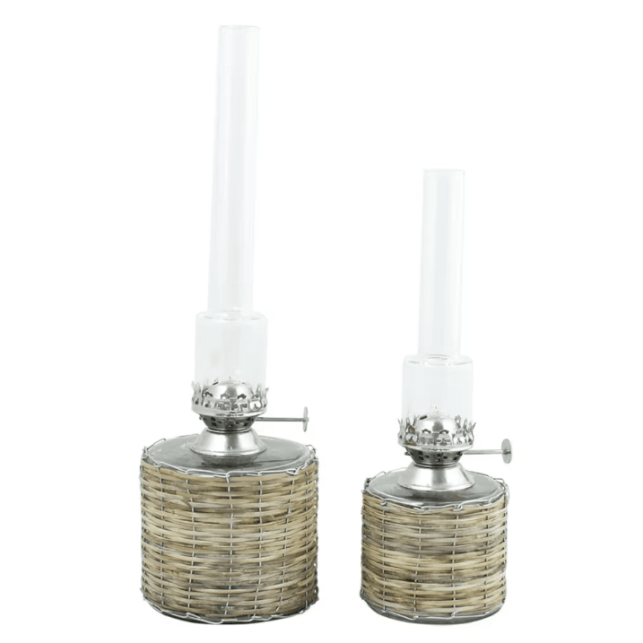 Basket-style kerosene lamp small Ruskea valmistajalta Strömshaga - Suora kerosiinilamppu lasista ja pajukori ja poltin nikkeliä.