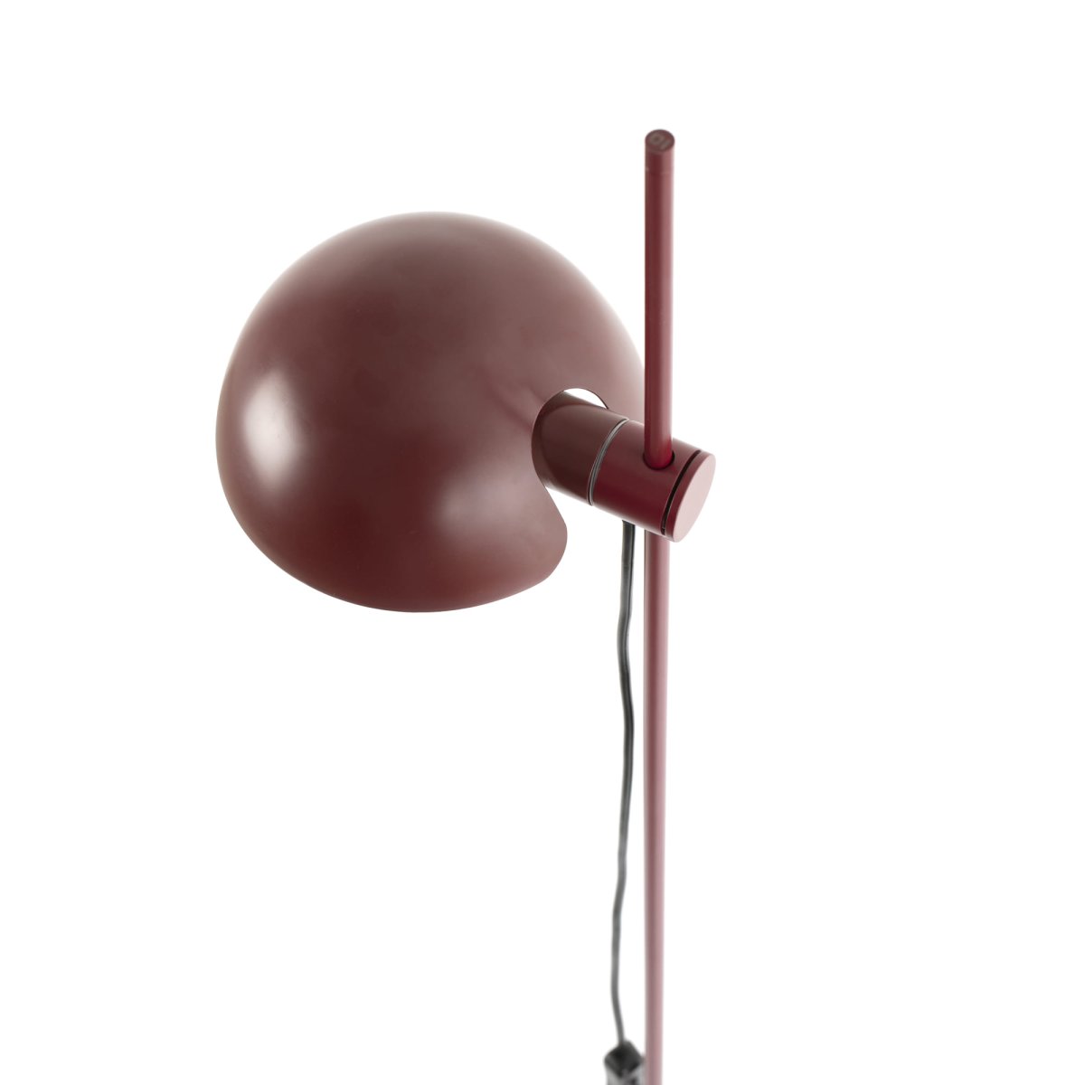 Matilda Burgundi lattiavalaisin valmistajalta Faro Barcelona - K&auml;&auml;ntyv&auml;n varjostimen ja s&auml;&auml;dett&auml;v&auml;n korkeuden ansiosta se tarjoaa joustavaa valaistusta sek&auml; luku- ett&auml; tunnelmavalaistukseen.