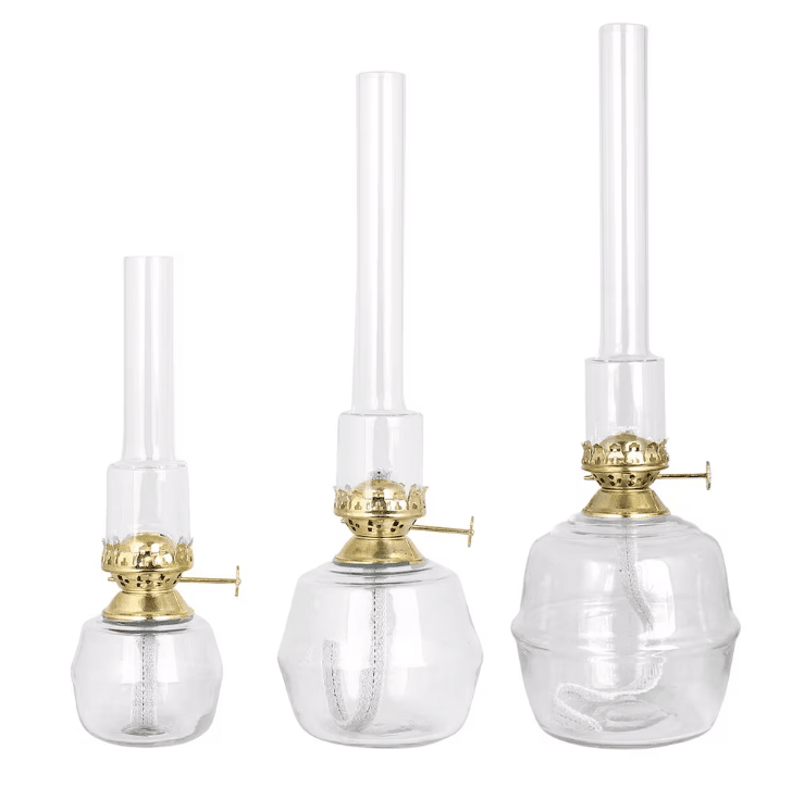Kerosene Lamp Majken Big Läpinäkyvä valmistajalta Strömshaga - Suuri kerosiinilamppu kirkasta lasia, polttimet kirkkaassa lasissa ja polttimet messinki&auml;.