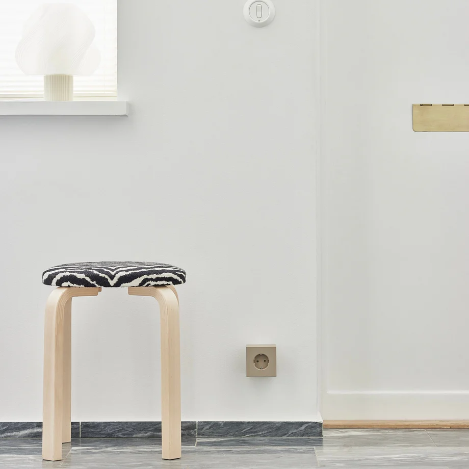 Square 2 Socket extender with 30W Dual USBC Hiekka valmistajalta Avolt - Avoltin pistorasian jatkopala, jossa on tyylik&auml;s muotoilu kierr&auml;tysmuovista valmistetulla kuutiolla ja pohjassa magneettilevy sein&auml;lle ripustamista varten.