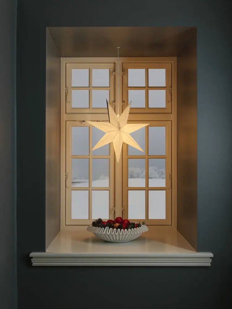 Paperitähti Ø60 Valkoinen valmistajalta Konstsmide - Tyylikk&auml;&auml;ll&auml; muotoilullaan ja pehme&auml;ll&auml; valollaan se levitt&auml;&auml; rauhallista ja kodikasta joulutunnelmaa.