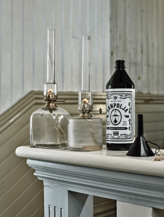 Kerosene lamp elisabeth square Läpinäkyvä valmistajalta Strömshaga - Neliömäinen kerosiinilamppu kirkasta lasia, poltin antiikkimessingistä ja poltinputki kirkasta lasia.