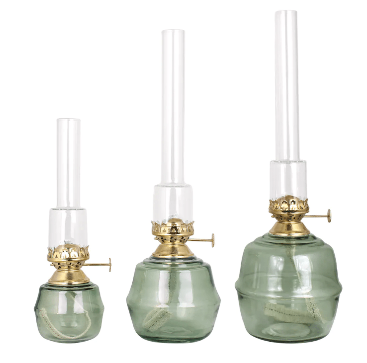 Kerosene Lamp Majken Small Vihreä valmistajalta Strömshaga - Pienempi petrolilamppu v&auml;rillisess&auml; vihre&auml;ss&auml; lasissa, joka luo kauniin v&auml;ris&auml;vyn mutta samalla l&auml;pin&auml;kyv&auml;n pinnan.
