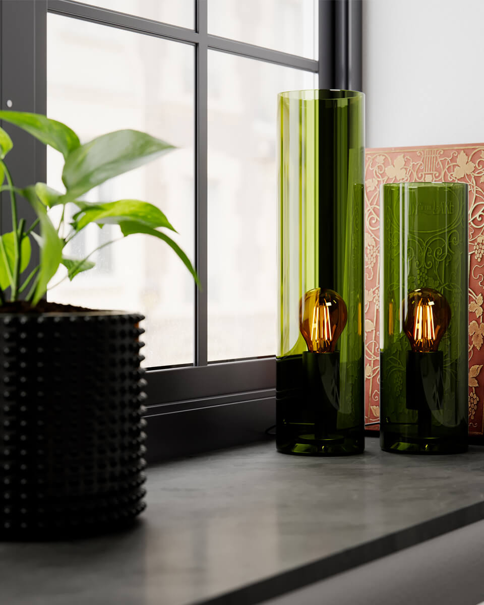 Flake 30cm Vihreä pöytävalaisin valmistajalta By Rydéns - Tyylikk&auml;&auml;ll&auml; sylinterin muotoisella lasillaan ja trendikk&auml;ill&auml; v&auml;reill&auml;, kuten tummankeltaisella ja vihre&auml;ll&auml; sek&auml; valkoisella, Flake on t&auml;ydellinen valaisin luomaan tyyli&auml; ja tunnelmaa kotiisi.