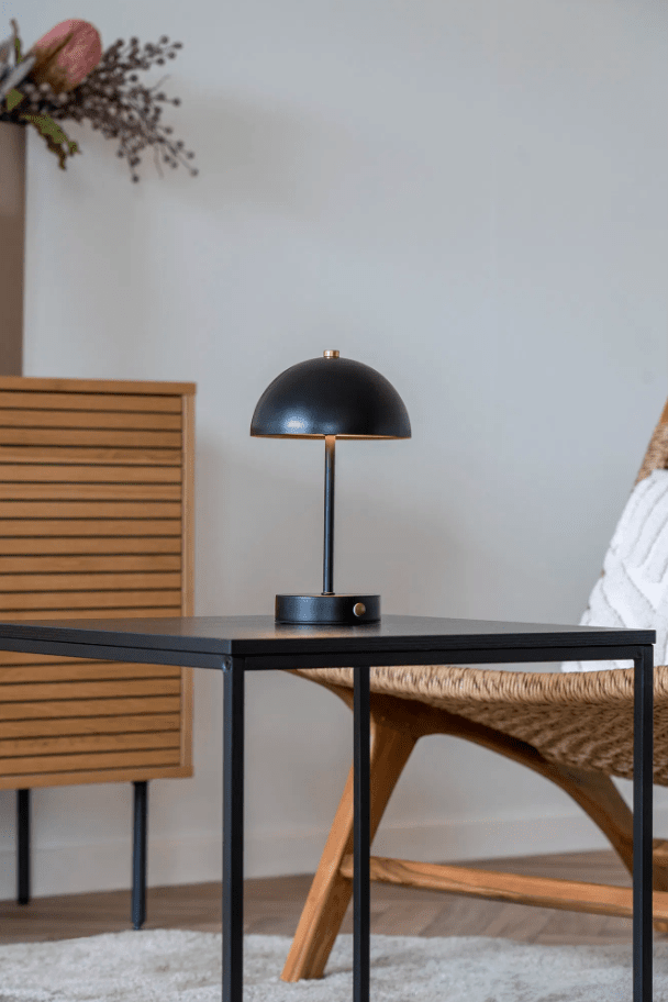 Holt LED 25cm Musta Siirrettävä valmistajalta House of Nordic - De klassiska formen i svart metall med detaljer i m&auml;ssing bidrar med en harmonisk atmosf&auml;r till rummet.