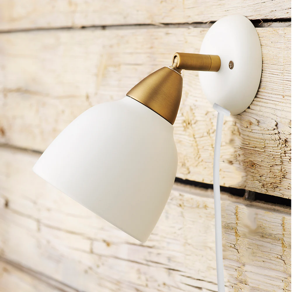 Urban Short Valkoinen lukulamppu valmistajalta Superliving - Ihanteellinen makuuhuoneeseen, olohuoneeseen tai ty&ouml;huoneeseen &ndash; Urban Short on joustava ja ajaton valaistusratkaisu, joka korostaa mink&auml; tahansa huoneen tyyli&auml;!