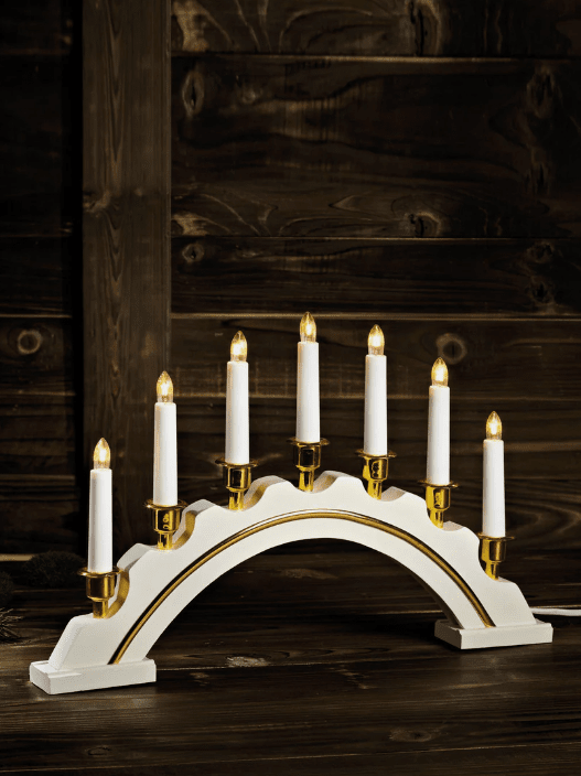 Celine Valkoinen valmistajalta Markslöjd - Celine Advent Candlestick White on ajaton ja tyylik&auml;s kynttil&auml;njalka adventtiaikaan.