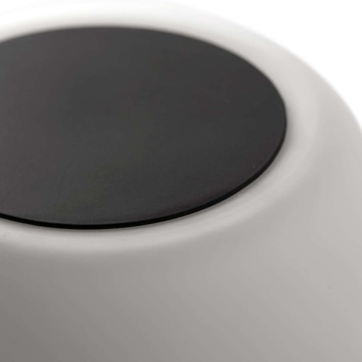 Moy 13cm Musta pöytävalaisin valmistajalta Faro Barcelona - Moy on tyylik&auml;s, py&ouml;re&auml; p&ouml;yt&auml;valaisin mustasta ter&auml;ksest&auml; ja valkoisesta lasista, joka tarjoaa tasaisen ja miellytt&auml;v&auml;n valon &ndash; t&auml;ydellinen sek&auml; koteihin ett&auml; julkisiin tiloihin.