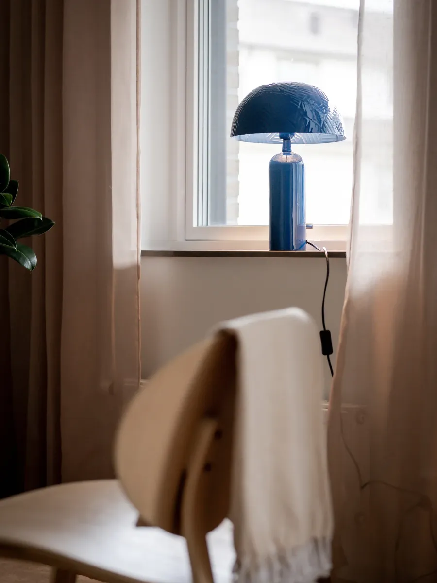 Carter 45cm Sininen pöytävalaisin valmistajalta PR Home - Carter on valmistettu metallista kiiltävässä läpipainopakkauksessa; viimeistely, näytön halkaisija on 31 cm ja siinä on koristeellinen vasarakuvio.