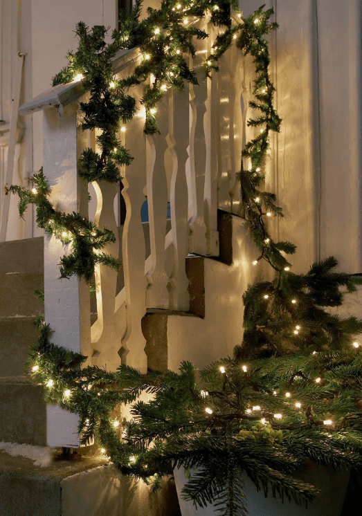 Garland 500cm Vihreä valmistajalta Markslöjd - T&auml;ss&auml; kuusimaisesta materiaalista valmistettua seppelett&auml; varustetussa tyylikk&auml;&auml;ss&auml; valosarjassa on 80 energiatehokasta LED-lamppua (7 cm kunkin lampun v&auml;liss&auml;), ja se on t&auml;ydellinen kodikkaan ja tunnelmallisen tunnelman luomiseen.