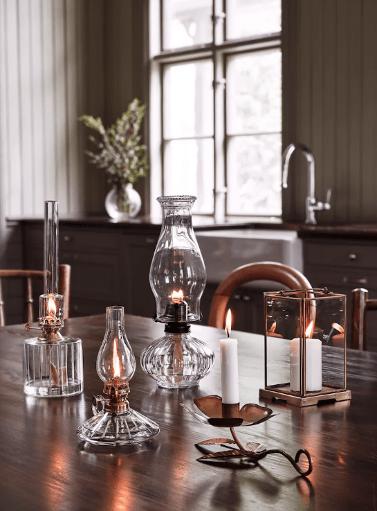 Kerosene lamp with handle Läpinäkyvä valmistajalta Strömshaga - &Ouml;ljykotelo kirkasta lasia sy&ouml;vytetyll&auml; kuviolla ja messinkipoltin.